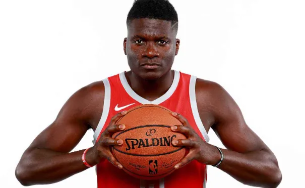 卡佩拉全场11投9中，三分2中1砍23分13篮板1助攻1抢断3封盖